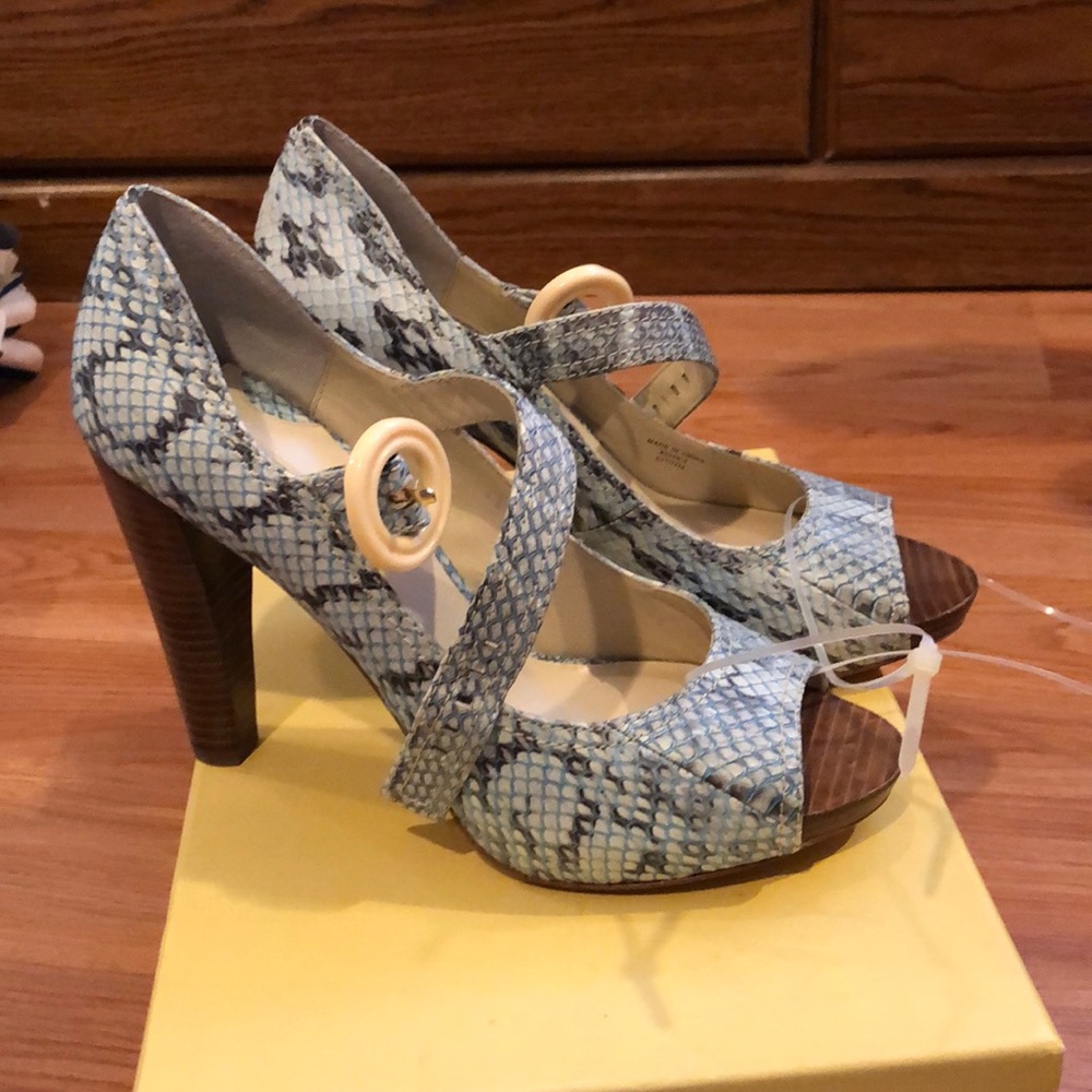 NEW open toe blue snake skin pump. Size 8